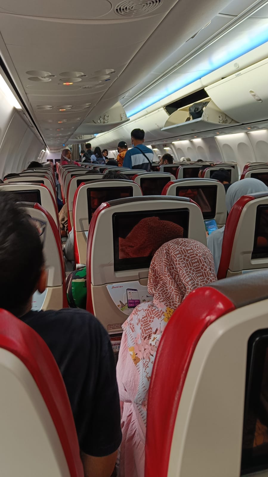 Suasana penumpang Batik Air dari Bandara Soekarno-Hattan Banten tujuan Bandara Adi Soemarmo Solo, saat mendarat darurat di Bandara Internasional Jenderal Ahmad Yani Semarang, Selasa (5/3/2024)