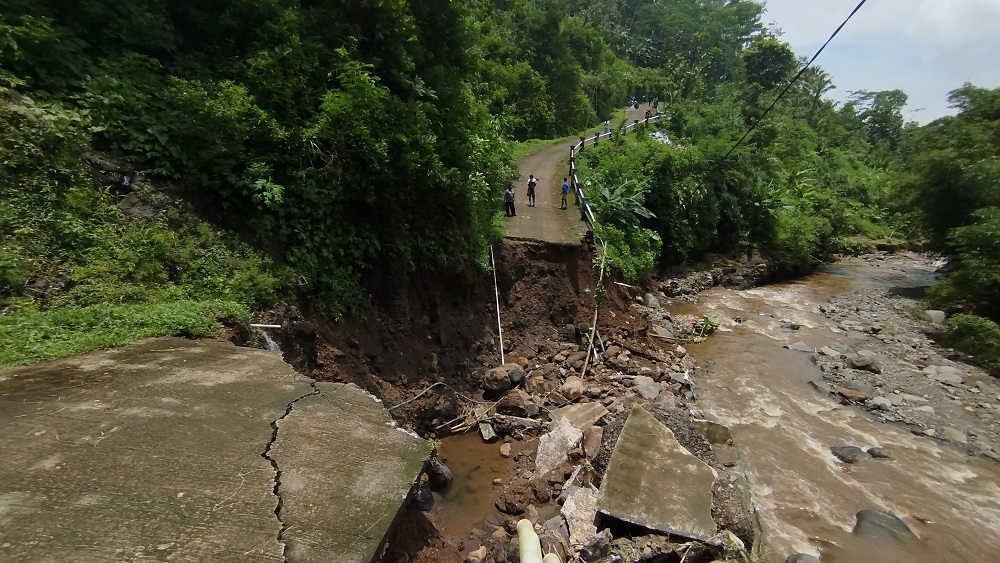 Kondisi jalan menuju Desa Regunung dari Dusun Kragilan, Desa Regunung, Kecamatan Tengaran, Kabupaten Semarang yang terputus akibat tergerus banjir bandang