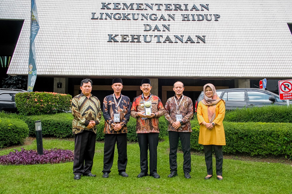 Wakil Wali Kota Magelang M Mansyur menerima penghargaan Adipura 2023 untuk kategori Kota Sedang, Selasa (5/3/2024).