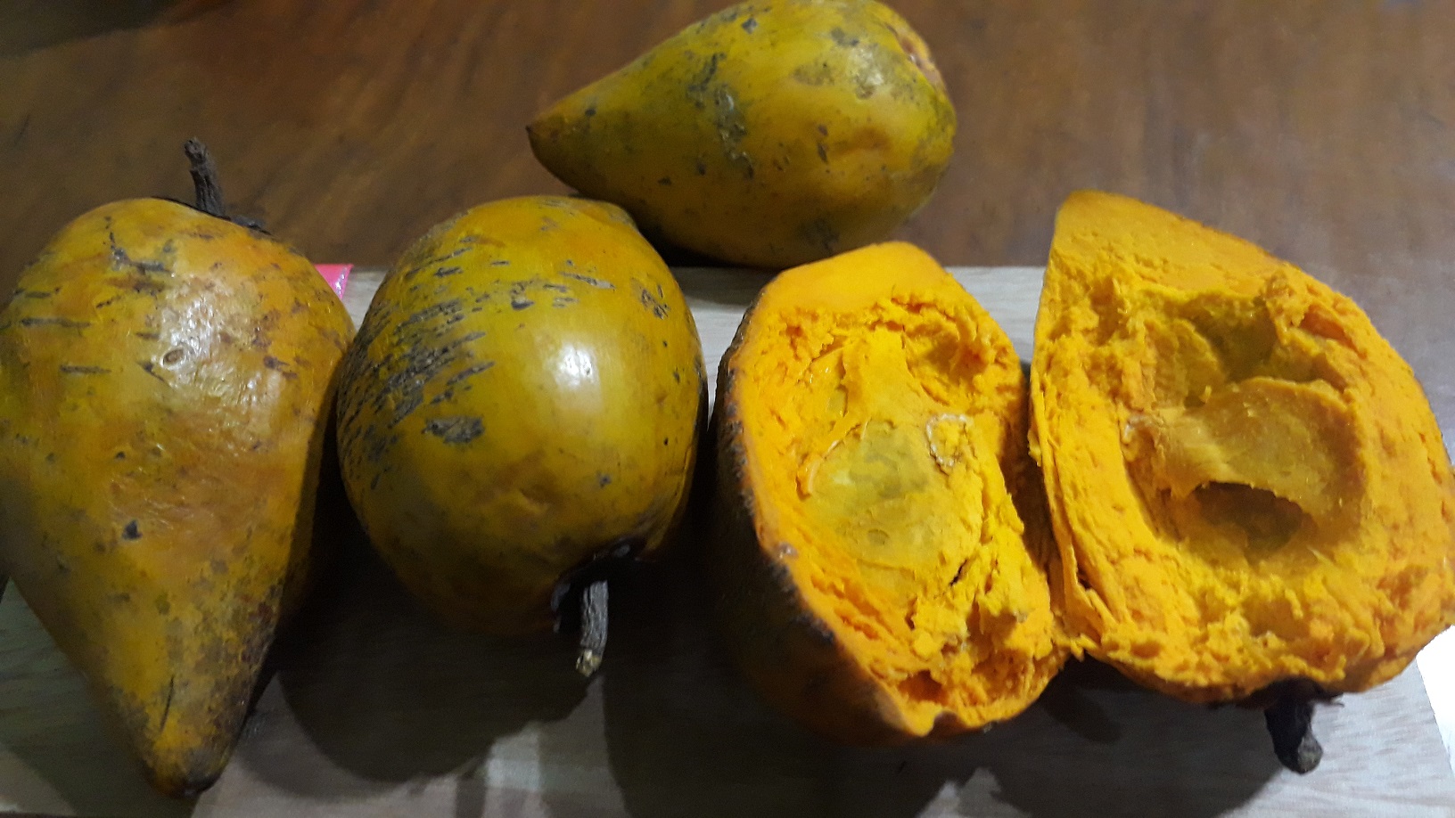 Buah campolay atau sawo belanda atau sawo ubi atau disebut juga sawo mentega yang manis legit dan kaya manfaat.