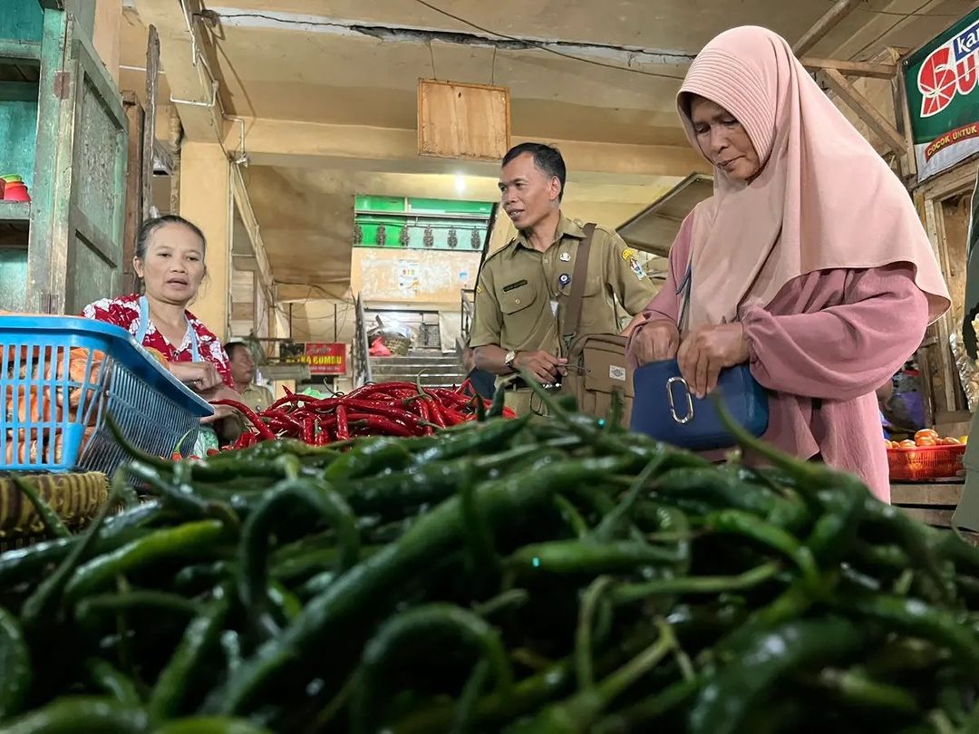 Kabid Perdagangan Dinkopdag Kabupaten Temanggung Pontjo Marbagjo meninjau harga kebutuhan pokok di pasaran, Selasa (5/3/2024).
