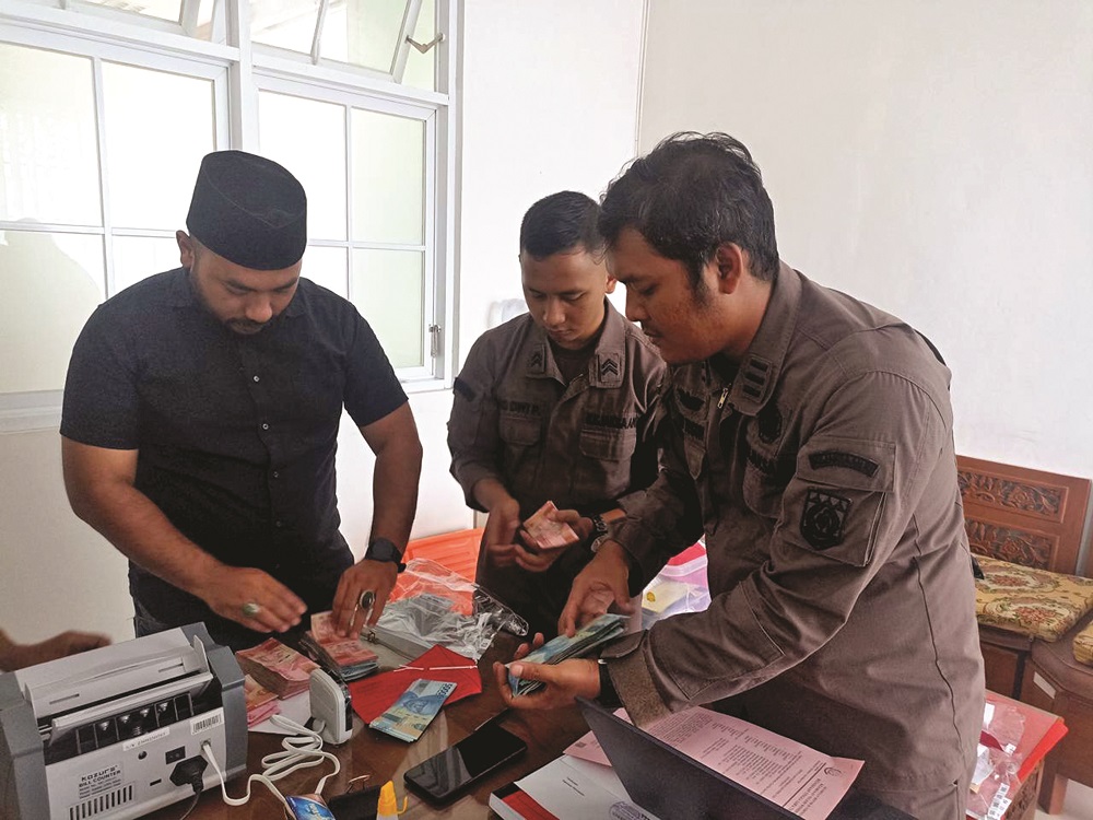 Pihak Kejari Wonosobo menghitung barang bukti uang yang sempat dibagikan tersangka Riswahyu Raharjo kepada sejumlah PPK, Kamis (7/3/2024).