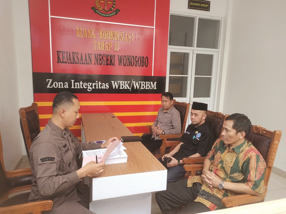 Tersangka Riswahyu Raharjo didampingi kuasa hukum Teguh Purnomo saat dilimpahkan ke Kejari Wonosobo, Kamis (7/3/2024).