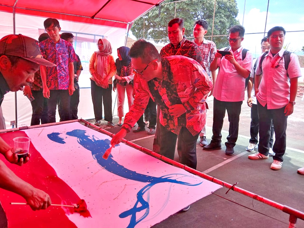 Asisten Deputi Koordinasi dan Fasilitasi Strategi Pengembangan Praktik Terbaik Pelayanan Publik Kementerian PANRB Ajib Rakhmawanto mencoba batikdi Sentra Terpadu Kartini di Temanggung Rabu (6/3/2024).