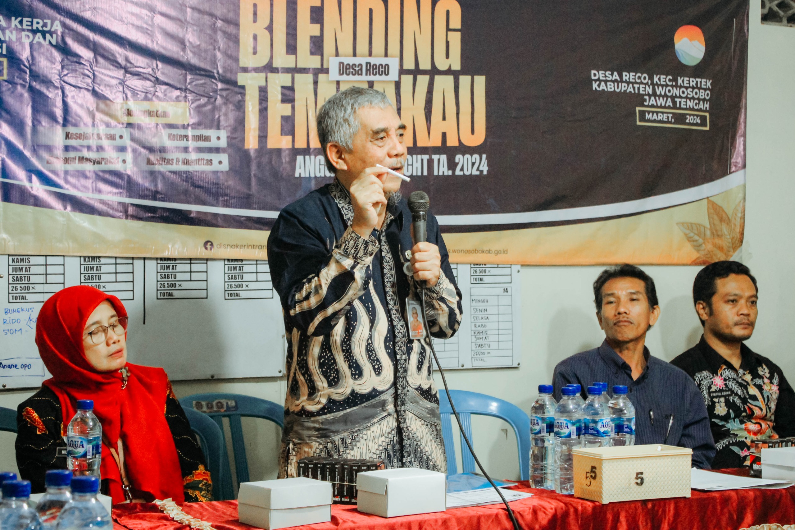 Sekda Kabupaten Wonosobo One Andang Wardoyo saat membuka acara di pelatihan pelintingan di Desa Reco, Kecamatan Kertek, Jumat (8/3/2024).