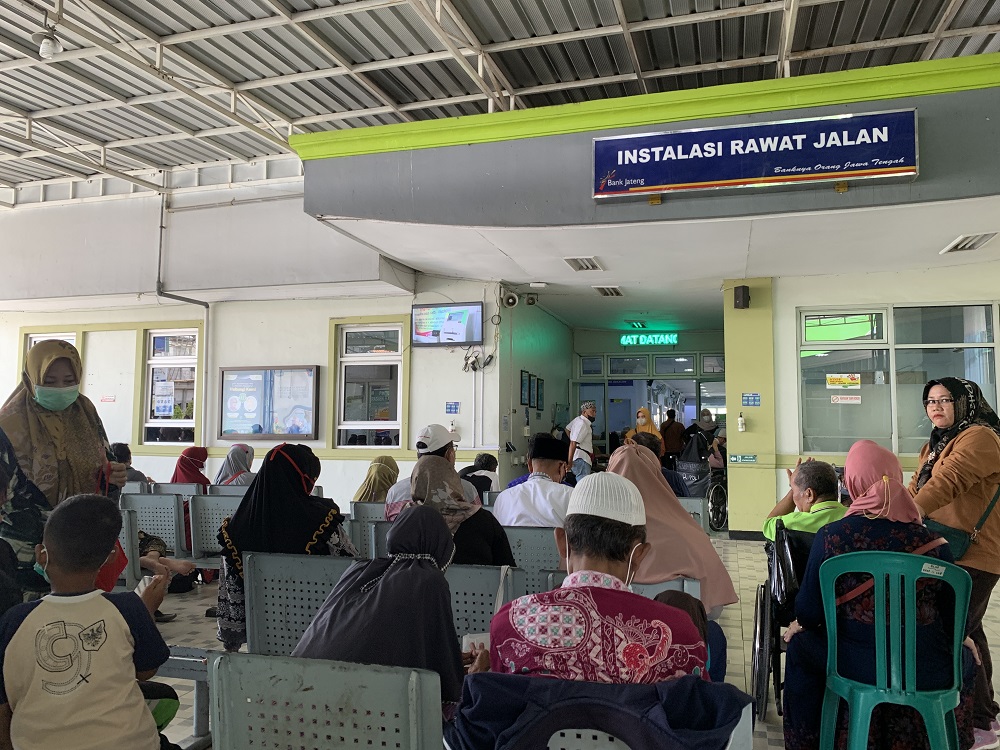 Warga saat antre di Instalasi Rawat Jalan RSUD dr Soewondo Kendal.
