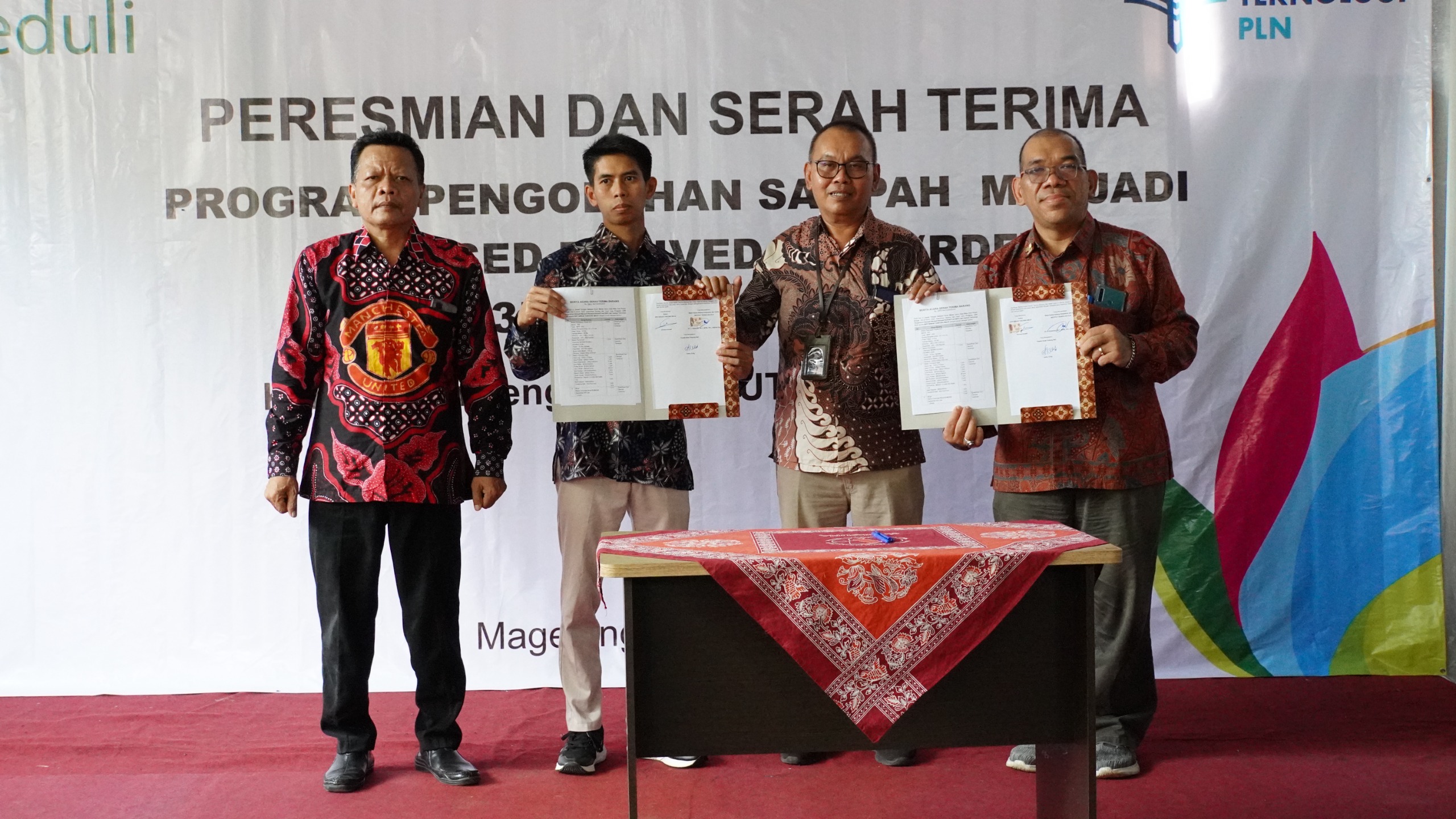 PLN melakukan serah terima program pengolahan sampah menjadi refuse derived fuel (RDF) pada Desa Tanjungsari, Kecamatan Borobudur, Kabupaten Magelang, Jumat (8/3/2024).