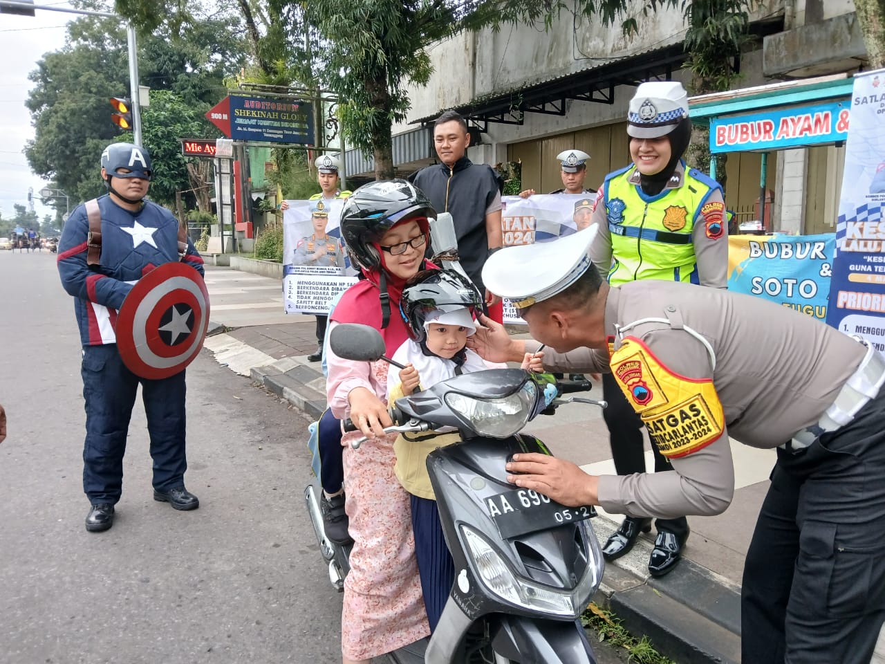 Personel Satlantas Polres Temanggung melakukan sosialisasi Operasi Keselamatan Candi 2024 di Jalan Jenderal Sudirman, Sabtu (9/3/2024).