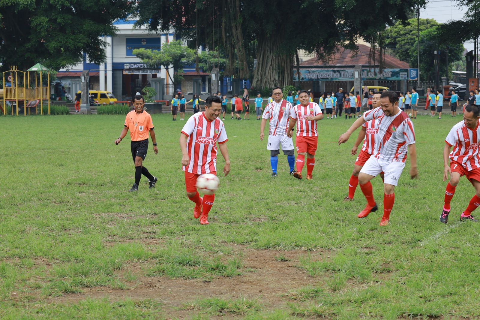 Bupati Wonosobo Afif Nurhidayat menggiring bola dalam pertandingan fun game mini soccer di Alun-alun Wonosobo kemarin (8/3/2024).