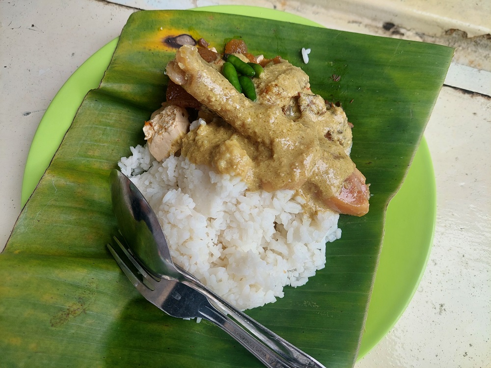 Gudeg Mbok  Benik Temanggung, mulai harga Rp 8 ribu hingga Rp 28 ribu per porsi.
