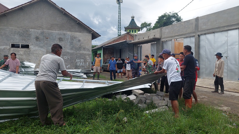 Warga Dusun Sewatu, Desa Campusari, Kecamatan Bulu, Kabupaten Temanggung bergotong royong membereskan atap yang diterjang angin kencang, Minggu (10/3/2024).