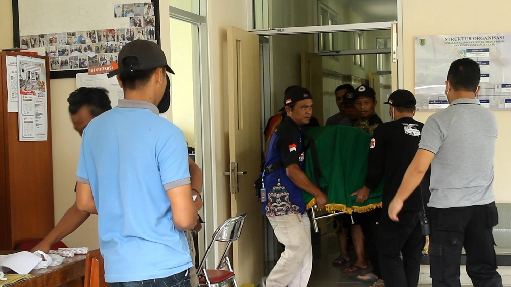 Jenazah ibu dan anak usai menjalani visum di RSUD Muntilan Kabupaten Magelang, langsung dibawa ke kediaman, Minggu (10/3/2024).