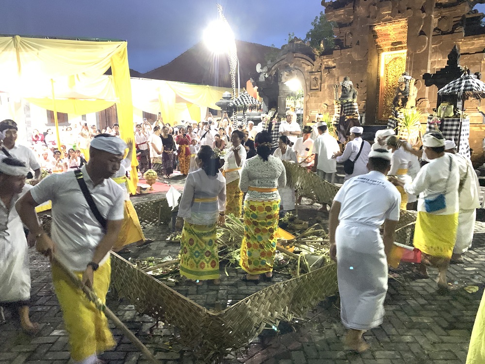 Umat Hindu Kota Semarang melangsungkan perayaan Tawur Agung Kesanga untuk menyambut Hari Raya Nyepi 1946 Saka di Pura Giri Natha, Minggu (10/3/2024).