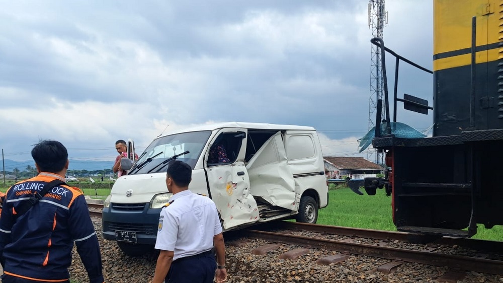 Kondisi mobil minibus nangking di atas rel setelah tertabrak kereta api wisata di Kelurahan Kupang, Ambarawa, Kabupaten Semarang, Minggu (10/3/2024)