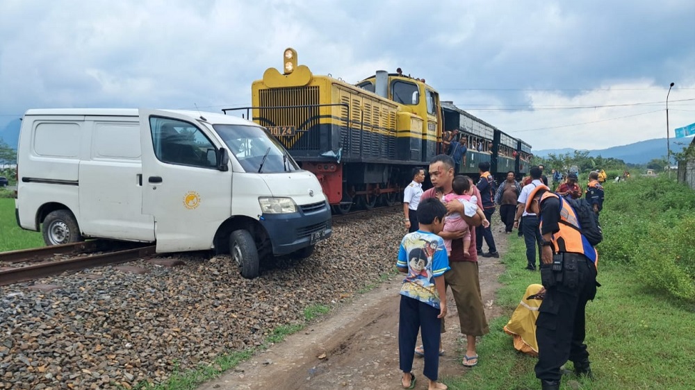 Pengemudi mobil minibus Andi dan keluarganya masih shock akibat keelakaan tertabrak kereta api wisata di Kelurahan Kupang, Ambarawa, Kabupaten Semarang, Minggu (10/3/2024)