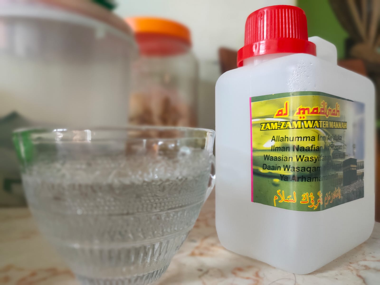 Ada banyak manfaat air zamzam yang sejak lama dipercaya oleh umat Islam bagus untuk kesehatan tubuh.