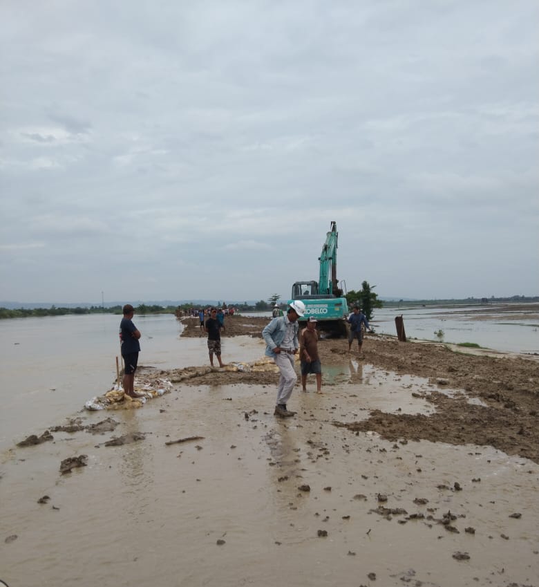 Sejumlah pekerja dan dua alat berat kembali bekerja meninggikan tanggul Sungai Wulan di Dukuh Norowito, Desa Ngemplik, Kecamatan Karanganyar, Kabupaten Demak yang terancam jebol lagi.