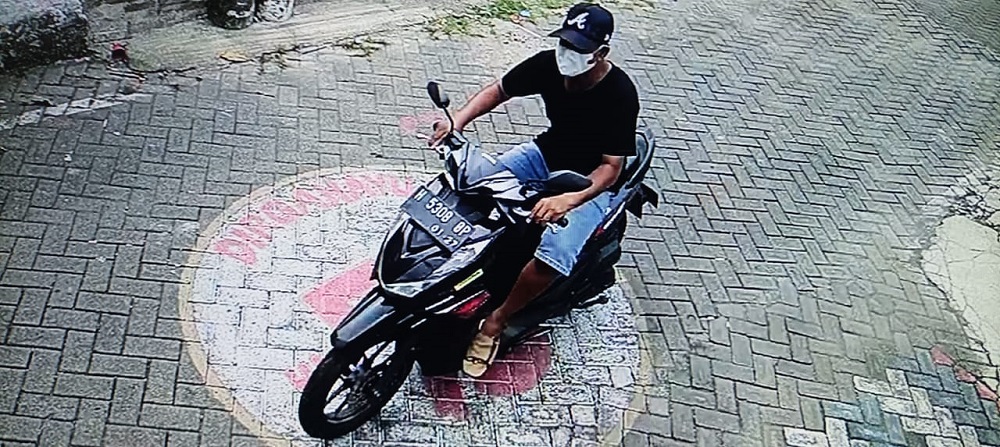Aksi pelaku saat membawa kabur motor Honda Beat milik Adji Nusantoro, warga Jalan Beruang, Kecamatan Gayamsari, Kota Semarang terekam CCTV