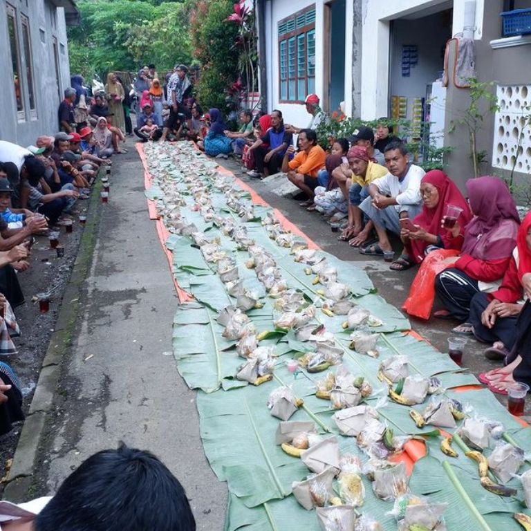Warga Kampung Kasiran, Wonosobo makan bersama menyambut bulan Ramadan.