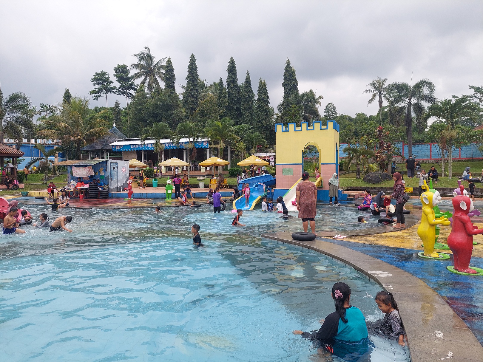 Pengunjung mengadakan tradisi padusan di kolam renang Objek Wisata Pikatan Water Park Kabupaten Temanggung.
