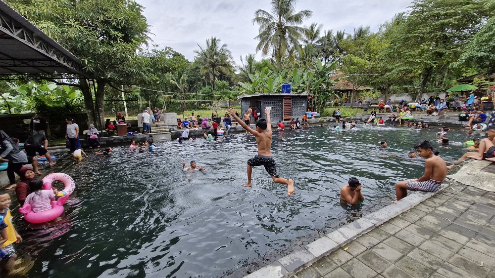 Warga Magelang dan sekitarnya melakukan tradisi padusan di Sendang Mudal, Kecamatan Sawangan, Kabupaten Magelang, Senin (11/3/2024).
