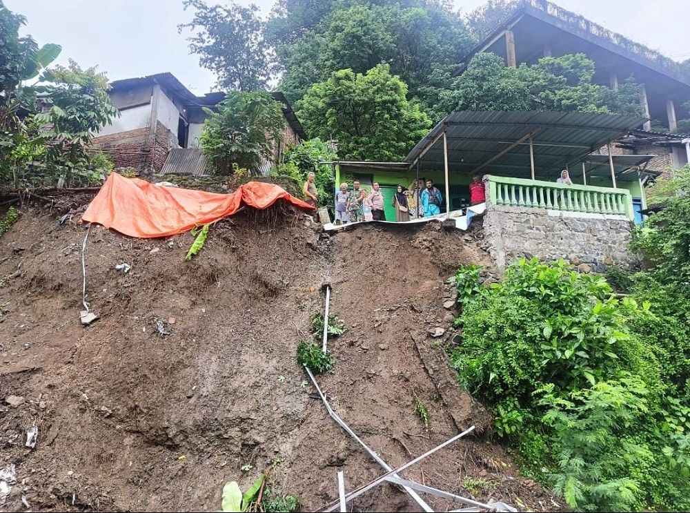 Talut longsor di Jalan Lempongsari RT 1 RW 2, Gajahmungkur, Kota Semarang, Selasa (12/3/2024).