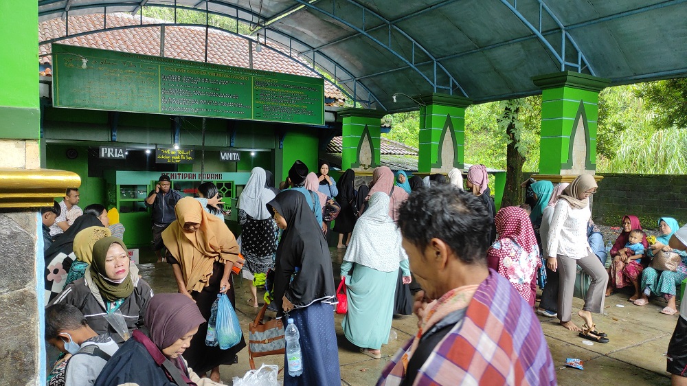 Para pengunjung bergantian mandi di Sendang Kalimah Toyyibah Desa Nyatnyono, Kecamatan Ungaran Barat, Kabupaten Semarang.