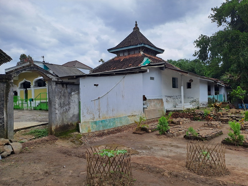 Makam kuno dan makam para tokoh agama yang pernah menjadi imam di Masjid Jami Baitul Muttaqin di Desa Trasan, Kecamatan Bandongan, Kabupaten Magelang