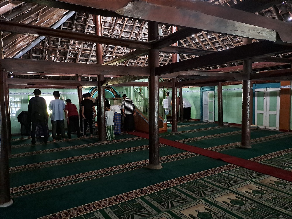 Masjid Jami Baitul Muttaqin di Desa Trasan, Kecamatan Bandongan, Kabupaten Magelang yang tidak diketahui kapan berdirinya.