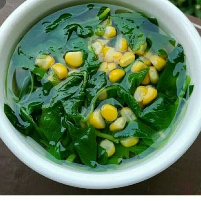 Sup bayam jagung segar untuk menu sahur.