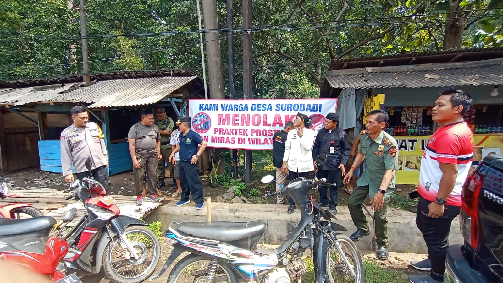 Warga saat melakukan aksi penolakan beroperasinya warung remang-remang.