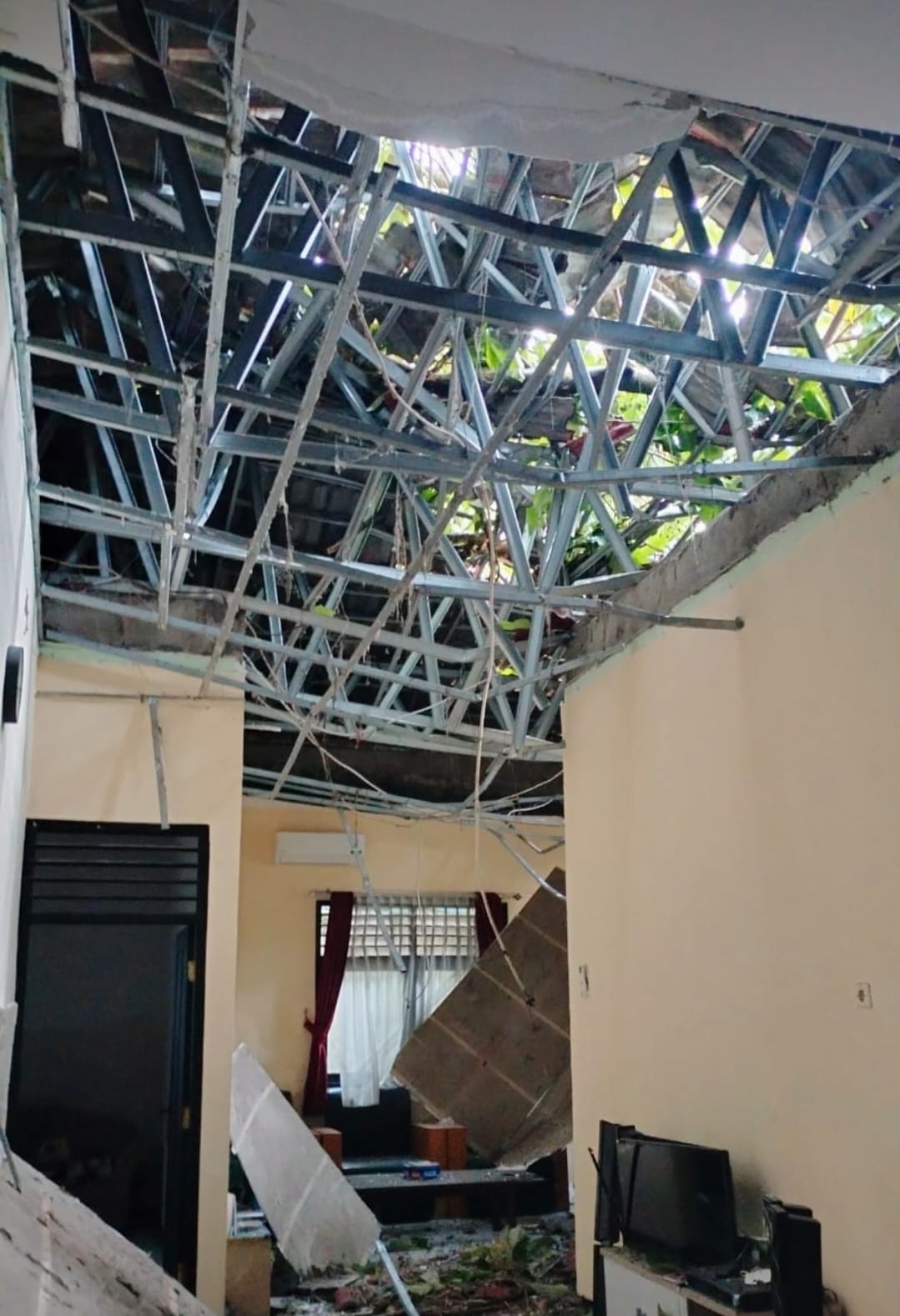 Atap rumah dinas Camat Semarang Selatan rusak parah tertimpa pohon jati yang tumbang.