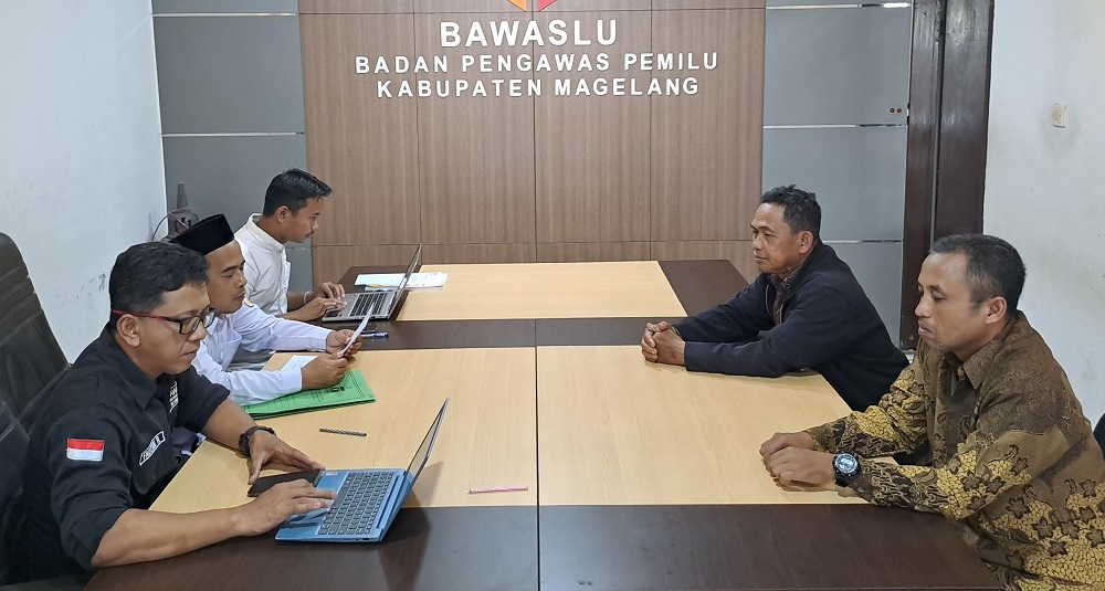 Bawaslu Kabupaten Magelang meminta keterangan pelapor dari PPP di Kantor Bawaslu Kabupaten Magelang, Rabu (13/3/2024).