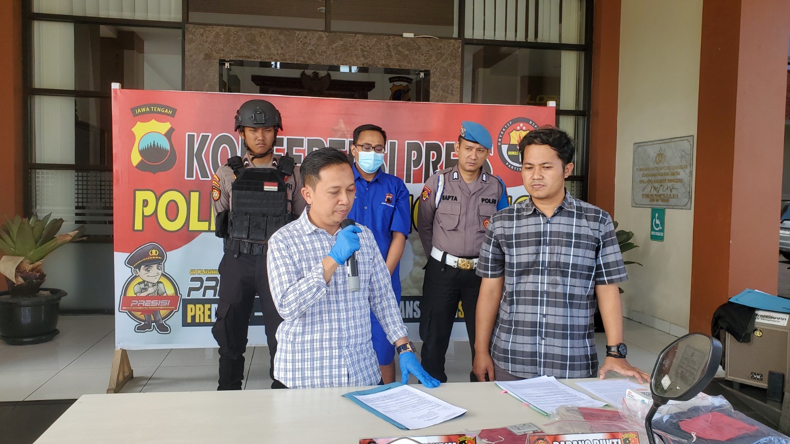 Kanit Pidum Iptu Abdul Rochim menjelaskan kronologi kejadian kasus penggelapan sepeda motor.