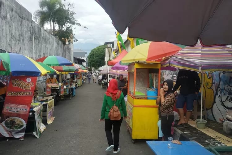 Lokasi Pujasera yang sebelumnya di Jalan Veteran Sudagaran dipindah ke Jl Mayor Muin.