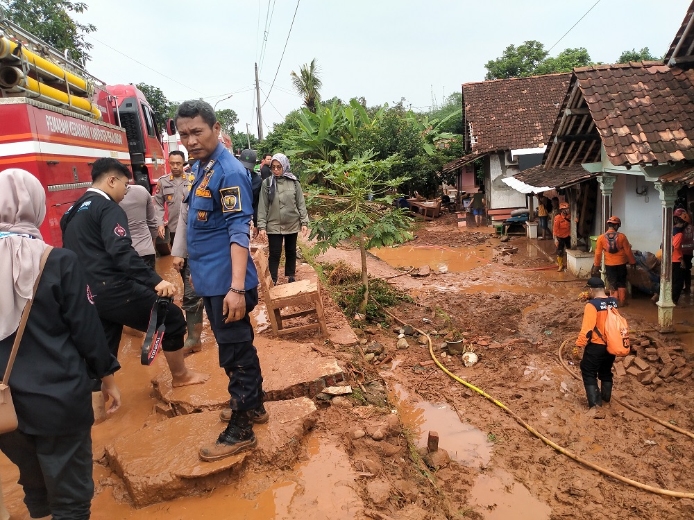 Tim SAR membantu membersihkan lumpur di rumah-rumah warga terdampak banjir bandang akibat jebolnya kolam penampung air Pabrik Sepatu PT Hardases Abadi Indonesia Desa Wangandowo, Bojong, Pekalongan.