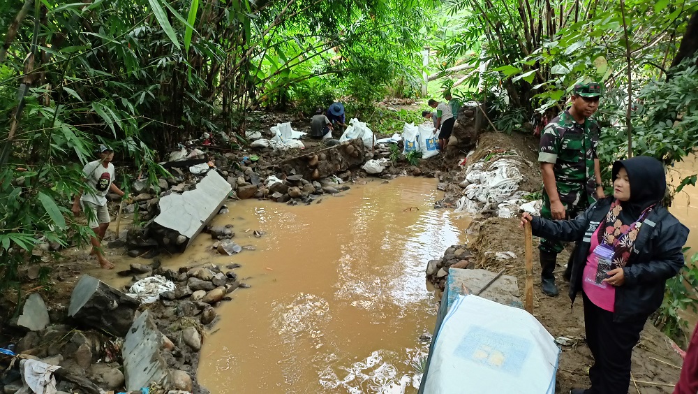 Tanggul Sungai Plumbon yang jebol langsung ditambal sementara oleh petugas BBWS.