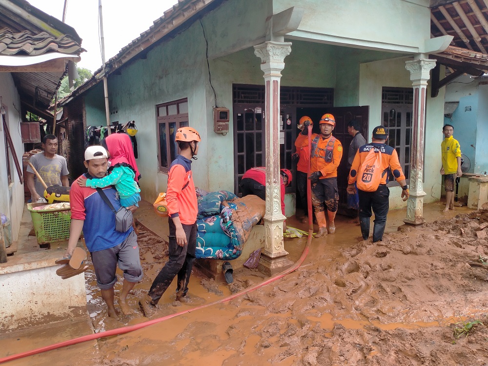 Tim SAR membantu membersihkan lumpur di rumah-rumah warga terdampak banjir bandang akibat jebolnya kolam penampung air Pabrik Sepatu PT Hardases Abadi Indonesia Desa Wangandowo, Bojong, Pekalongan.