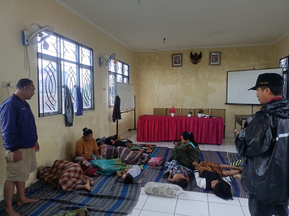 Warga terdampak banjir mengungsi di aula kantor Kelurahan Tambakrejo, Kecamatan Gayamsari, Kota Semarang, Kamis (14/3/2024)
