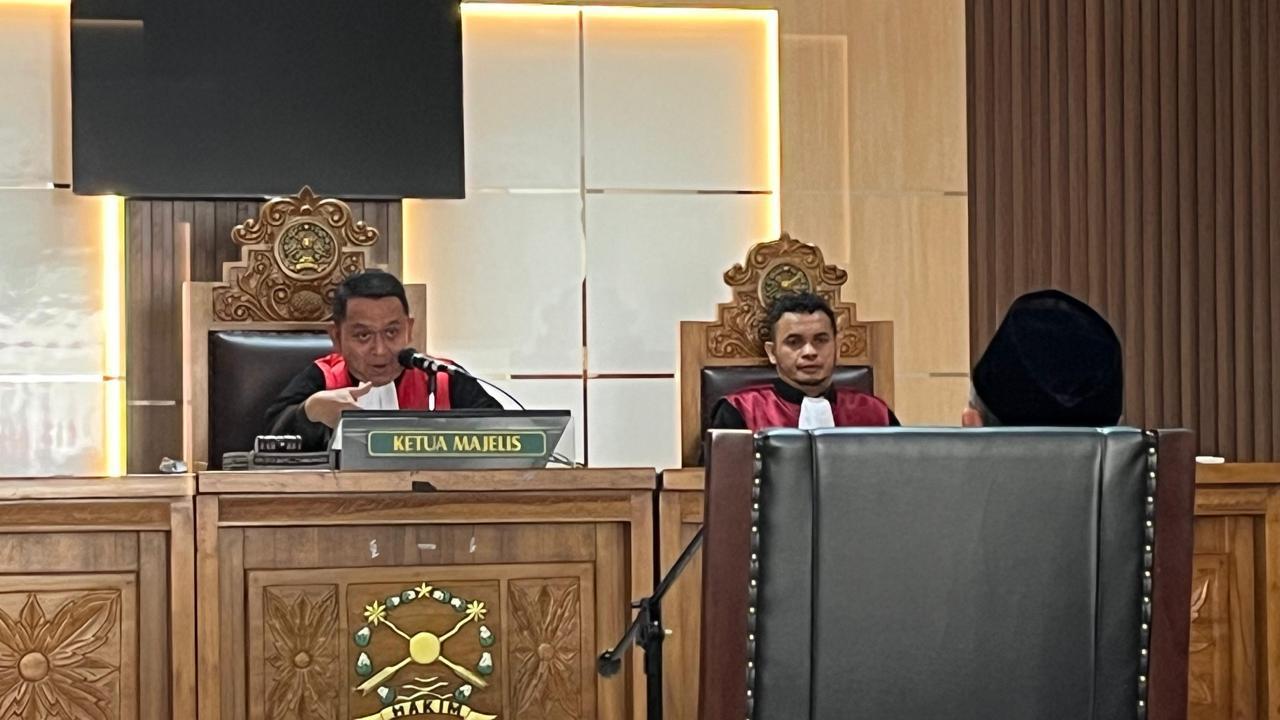 Terdakwa Riswahyu Raharjo (RR) ketika menjalani sidang perdana Rabu  di PN Wonosobo.