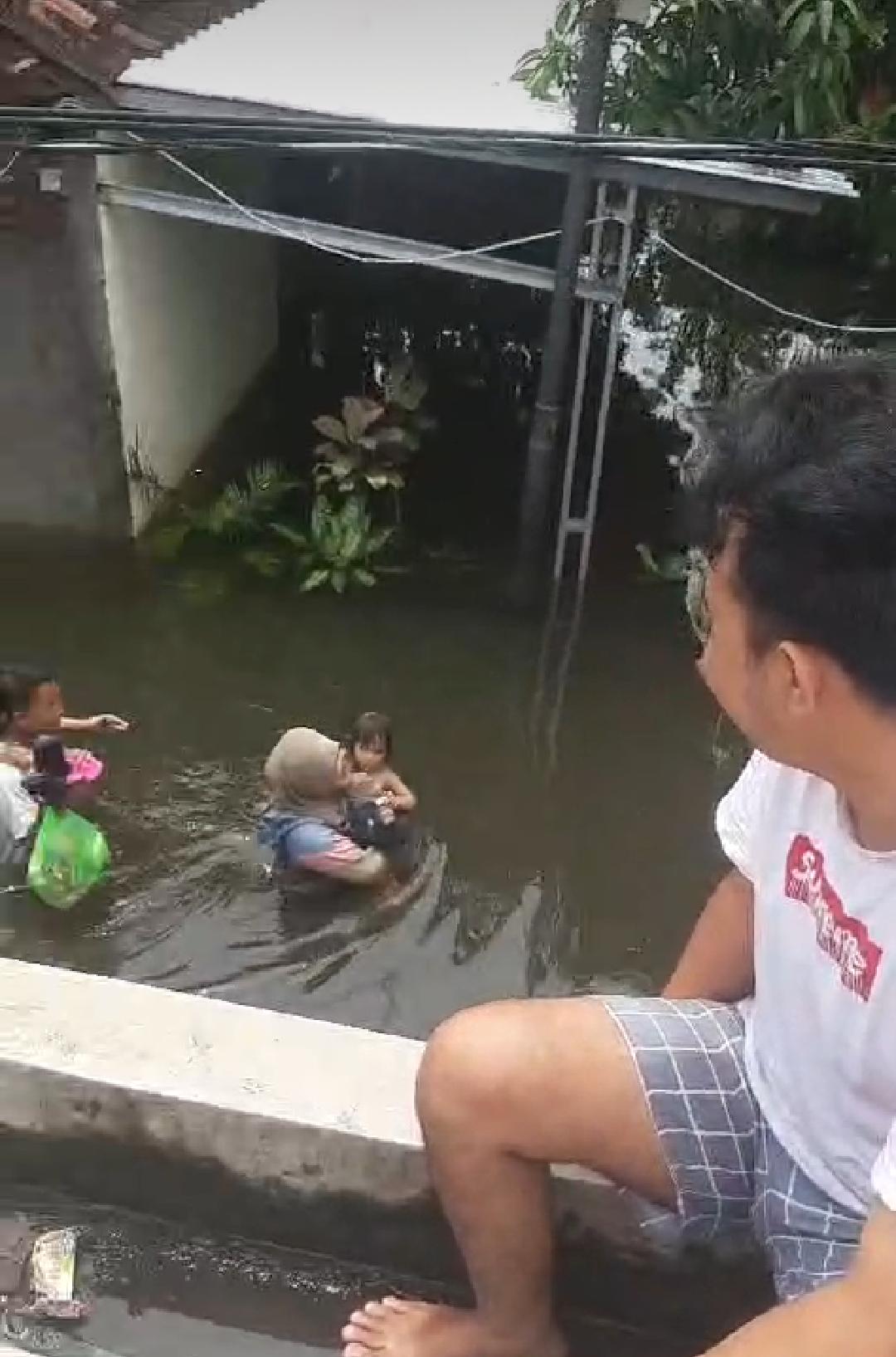 Banjir yang masih merendam permukiman warga Kelurahan Trimulyo, Kecamatan Genuk, Kota Semarang, Jumat (15/3/2024)