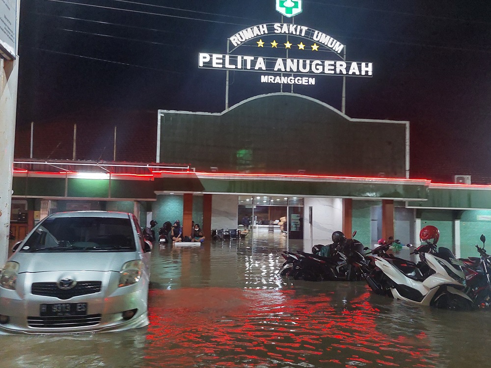 Banjir merendam RS Pelita Anugerah Mranggen, Kabupaten Demak, Rabu malam (13/3/2024).