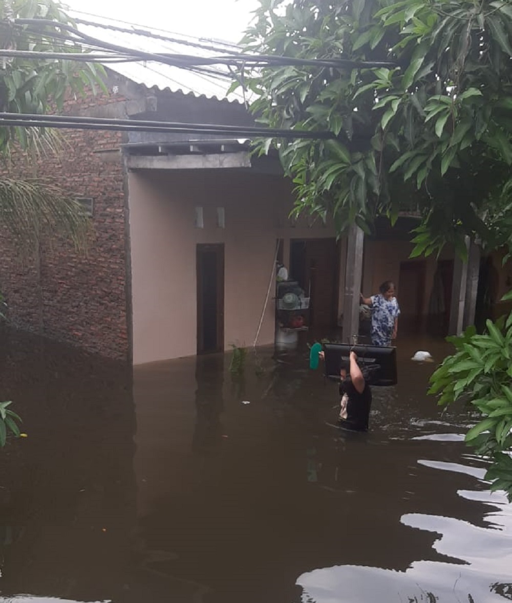 Banjir merendam rumah warga di Jalan Karangasem I RT 1 RW 1, Kelurahan Trimulyo, Kecamatan Genuk, Jumat (15/3/2024).