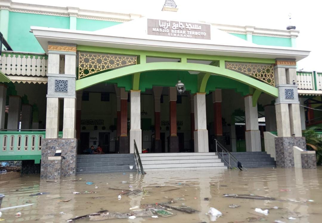 Halaman Masjid Besar Terboyo Kelurahan Tambakrejo, Kecamatan Gayamsari, Kota Semarang masih tergenang banjir setinggi 50 sentimeter, Jumat (15/3/2024).