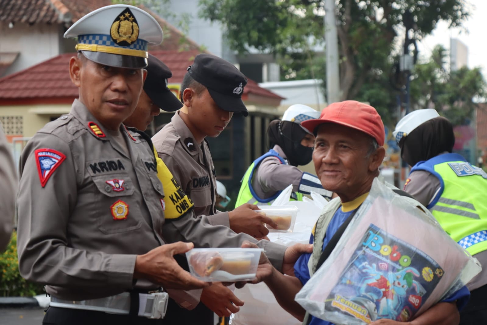 Petugas Satlantas Polres Magelang Kota membagikan 500 takjil di jalan.