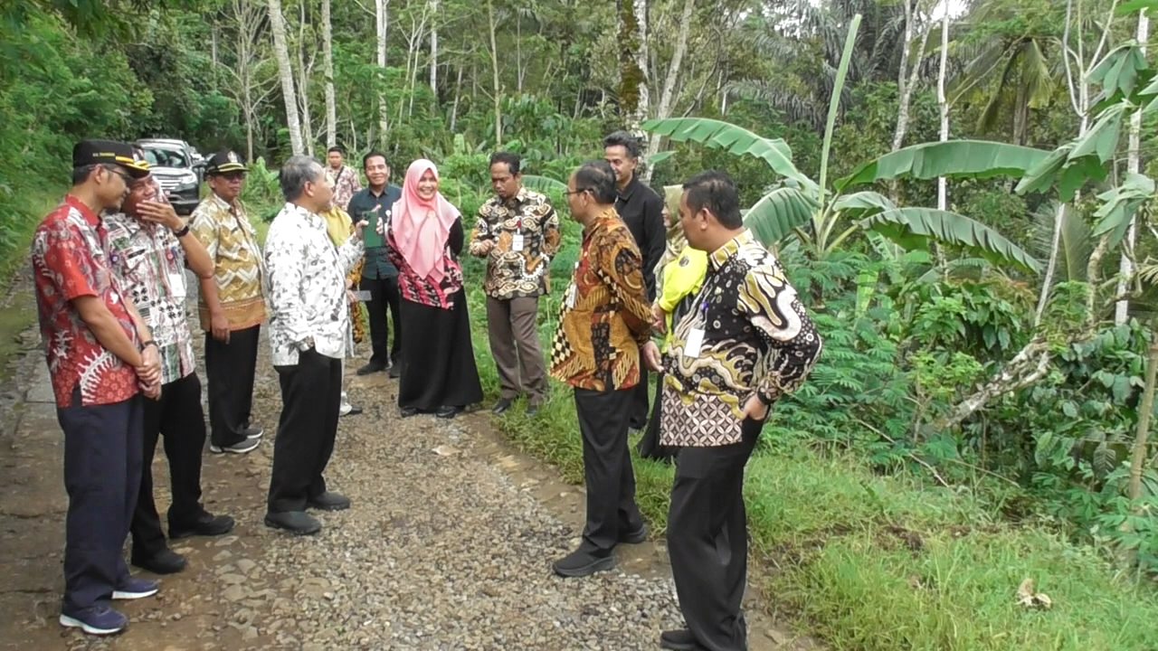 TINJAU JALAN: Penjabat Bupati Temanggung Hary Agung Prabowo bersama jajarannya mengecek jalan antarkecamatan di Desa Nglorok, Pringsurat.