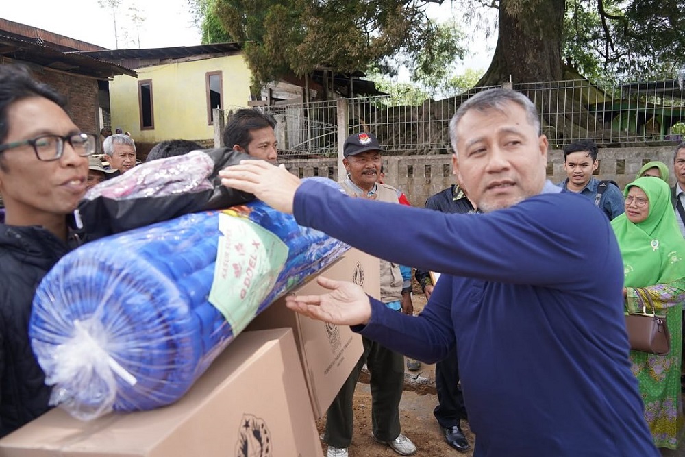 Pj Bupati Temanggung Hary Agung Prabowo menyerahkan bantuan kepada warga korban kebakaran di Desa Cemoro, Kecamatan Wonoboyo.
