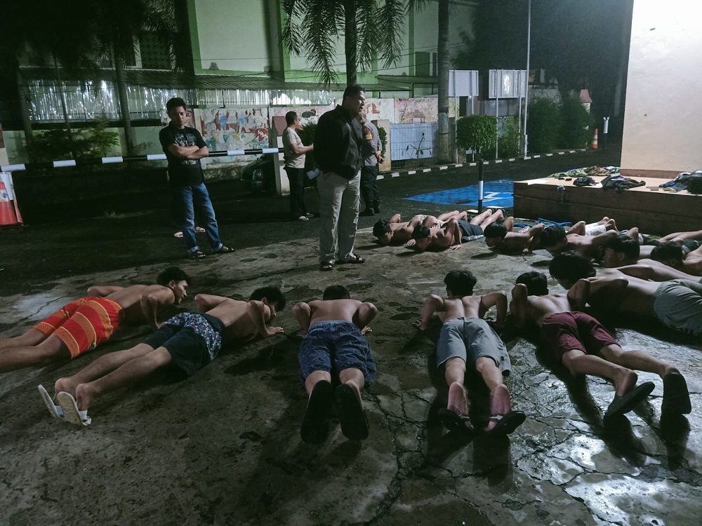 Puluhan remaja yang berhasil diamankan karena terlibat aksi tawuran perang sarung jelang sahur di Ngaliyan, Kota Semarang, Minggu (17/3/2024).
