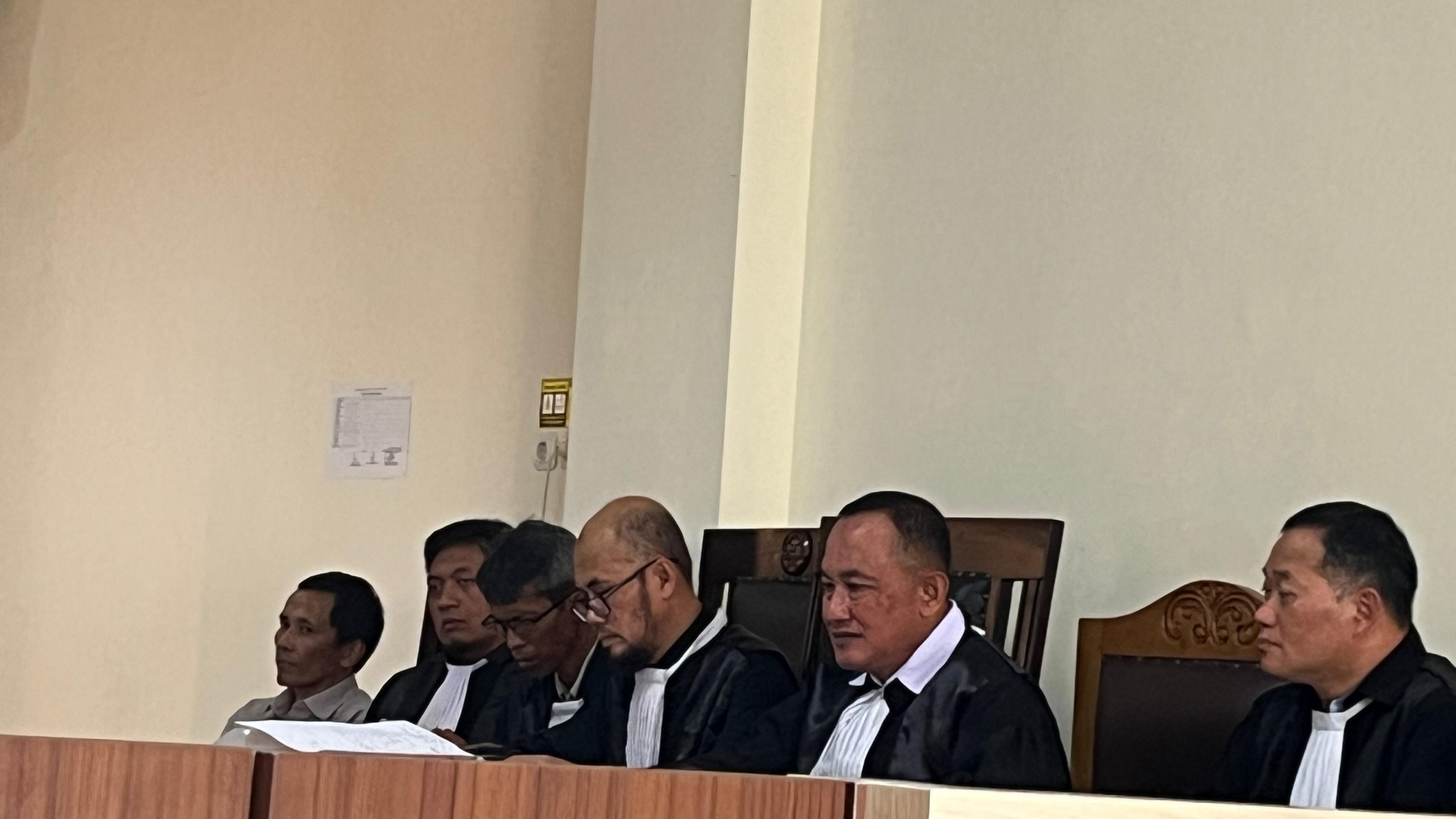 Tim kuasa hukum RR saat membacakan pembelaan di sidang lanjutan di PN Wonosobo .