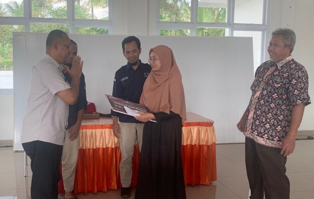 KPU Kabupaten Magelang memberikan santunan kepada anggota PPS Desa Banyuroto, Kecamatan Sawangan Ihsan Hidayah yang mengalami keguguran saat bertugas, Selasa (19/3/2024).